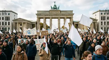 Friedenstauben statt Einheits-Parolen: Tausende Bürger demonstrieren am Brandenburger Tor gegen die neue Wehrpflicht
