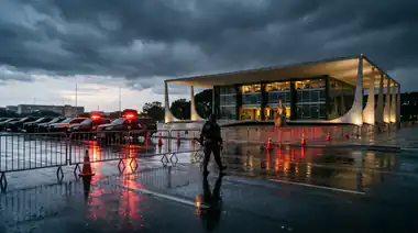 Flucht nach Florida trotz Reisesperre: Flávio Bolsonaro entzieht sich Brasiliens Justizwillkür